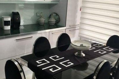 Bu Kullanışlı ve Şık Mutfak Yarımada ile İki Değişik Kısma Ufalıyor  Banyosu yapılır.