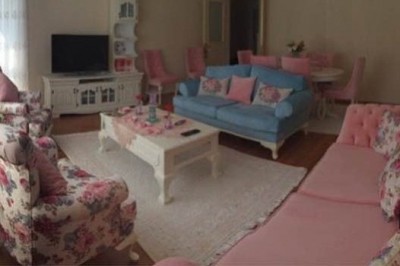 Pembeler Mavilerle Sevinçli ve Genç Bir Konut - A Young and Joyful House with Pink Blues